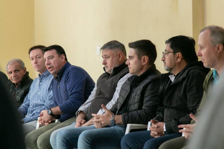 MIRAFLORES: LOS CANDIDATOS A DIPUTADOS PROVINCIALES, JULIO FERRO Y JORGE GÓMEZ, JUNTO A RESICO LLEVARON LA PROPUESTA DE ORDEN Y CAMBIO QUE IMPULSA EL GOBERNADOR