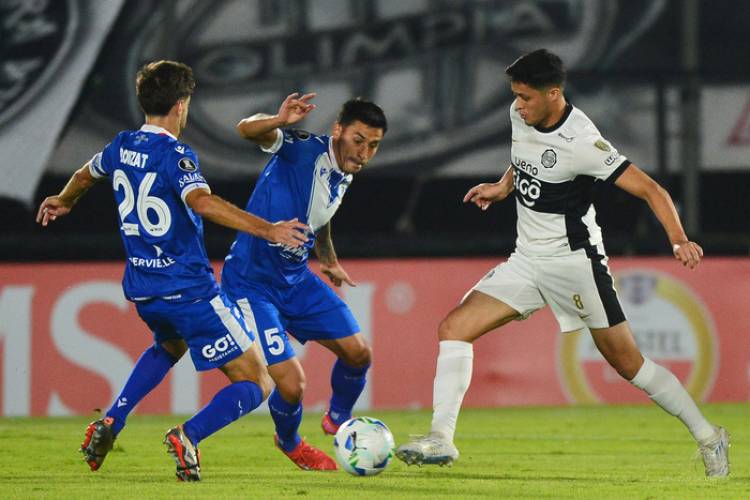 VÉLEZ GOLEÓ EN PARAGUAY Y SIGUE FIRME EN LA LIBERTADORES