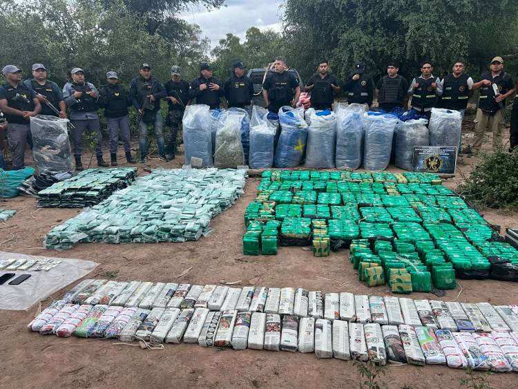 SECUESTRAN MÁS DE 900 KILOS DE HOJA DE COCA Y DETIENEN A SIETE PERSONAS