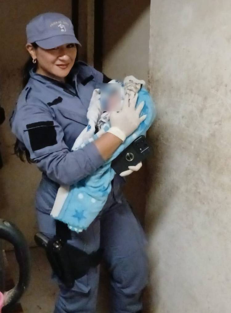 UNA JOVEN DIO A LUZ EN SU DOMICILIO: FUE ASISTIDA POR LA POLICÍA Y TRASLADADA AL HOSPITAL