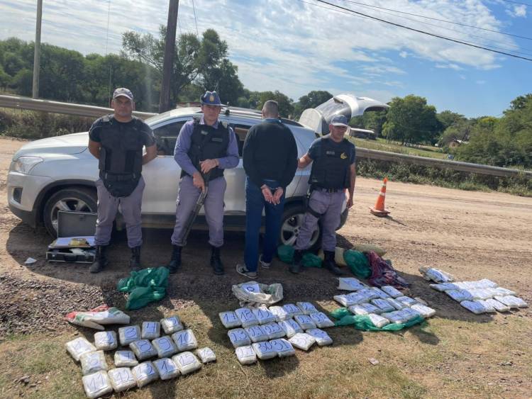 LLEVABA 60 PANES DE MARIHUANA EN LOS ASIENTOS TRASEROS Y FUE DETENIDO