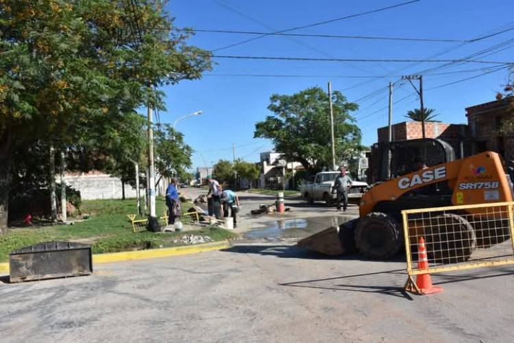 EL MUNICIPIO DE VILLA ÁNGELA REALIZA TAREAS DE BACHEO EN CALLE MATHURIN CON PERSONAL Y RECURSOS PROPIOS