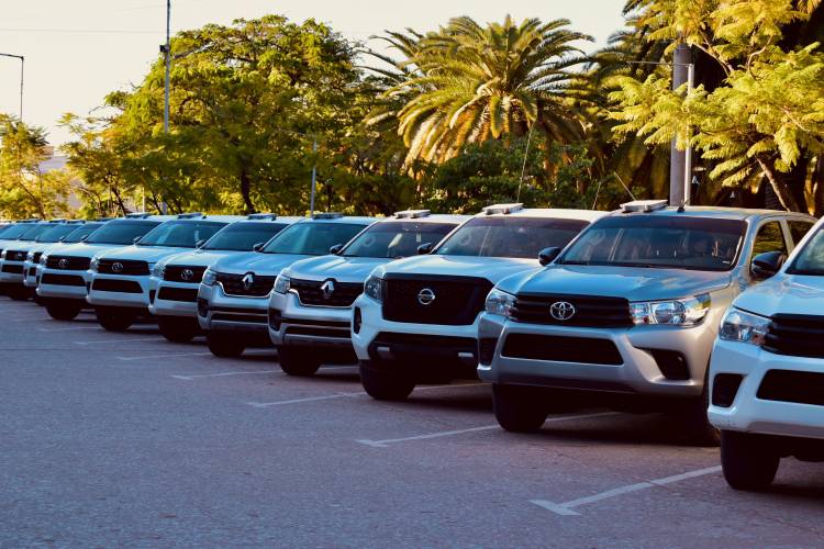 EL GOBERNADOR ZDERO PRESENTÓ CAMIONETAS CON CONECTIVIDAD SATELITAL PARA LA FISCALIZACIÓN DE BOSQUES Y MONTES CHAQUEÑOS