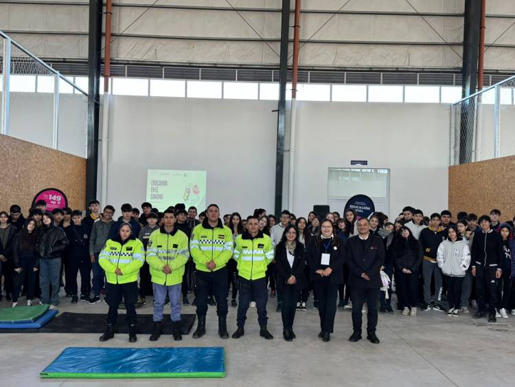 AGENTES VIALES BRINDARON UNA CAPACITACIÓN A ESTUDIANTES