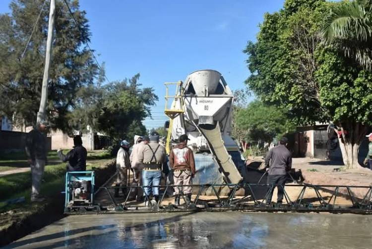 MUNICIPALIDAD DE VILLA ÁNGELA INICIA NUEVA OBRA DE PAVIMENTACIÓN EN CALLE PADRE EDUARDO HRYNIEWICK