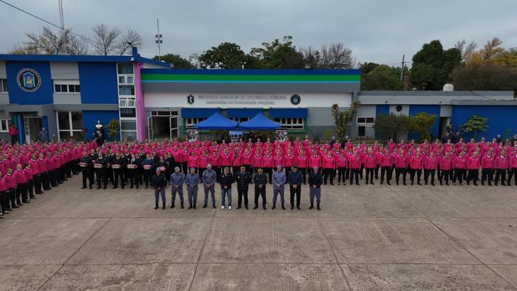 MÁS INVERSIONES PARA UNA MAYOR SEGURIDAD EL GOBIERNO ENTREGÓ MÁS DE 600 UNIFORMES EN LA ESCUELA DE POLICÍA
