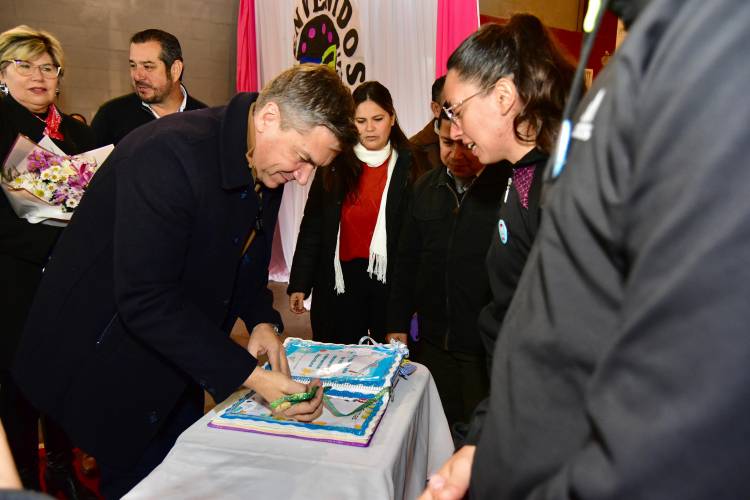 LAS GARCITAS: EL GOBERNADOR ZDERO RATIFICÓ LA POLÍTICA EDUCATIVA CON LAS ENTREGAS DE ELEMENTOS DEPORTIVOS Y DE ÚTILES A ESCUELAS DE ESA REGIÓN
