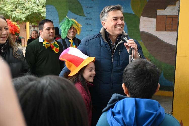 EL SAUZALITO: EL GOBERNADOR ZDERO ENTREGÓ ELEMENTOS EDUCATIVOS A LA ESCUELA AGROPECUARIA N° 6*