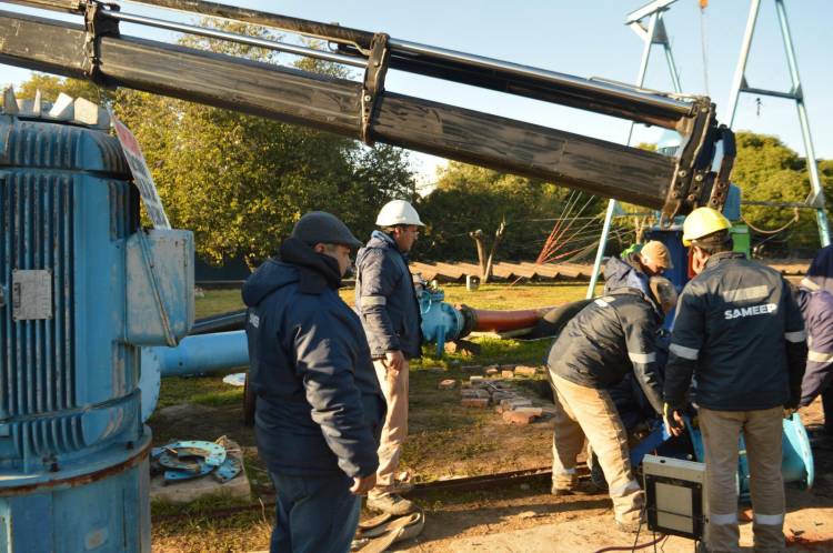 ZONAS CENTRO Y NORTE DE RESISTENCIA: SAMEEP CONTINÚA CON LA INSTALACIÓN DE NUEVOS EQUIPOS EN EL SISTEMA DE BOMBEO PARA OPTIMIZAR EL SERVICIO