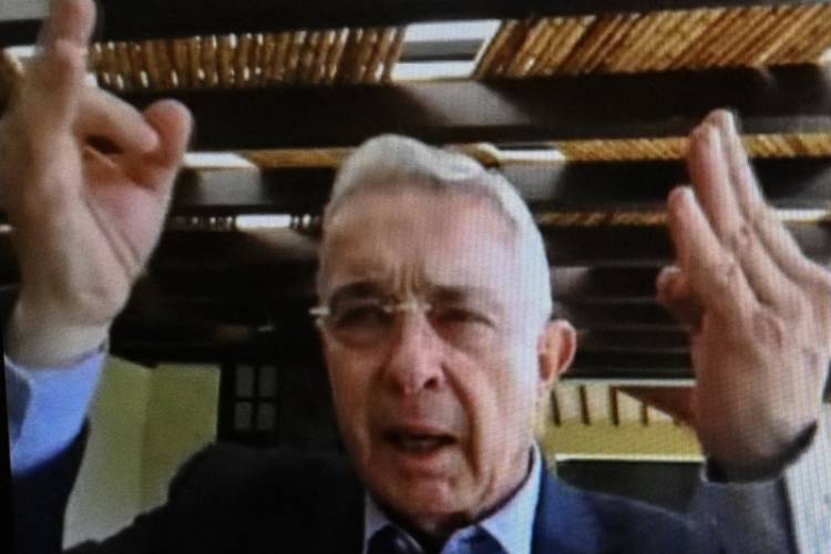 COLOMBIA: CONFIRMARON LA DETENCIÓN DE URIBE