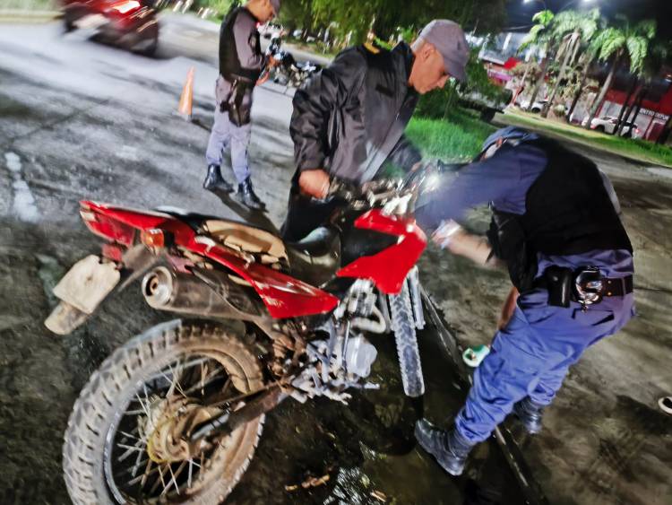 FUE DETENIDO POR CIRCULAR CON UNA MOTO ROBADA
