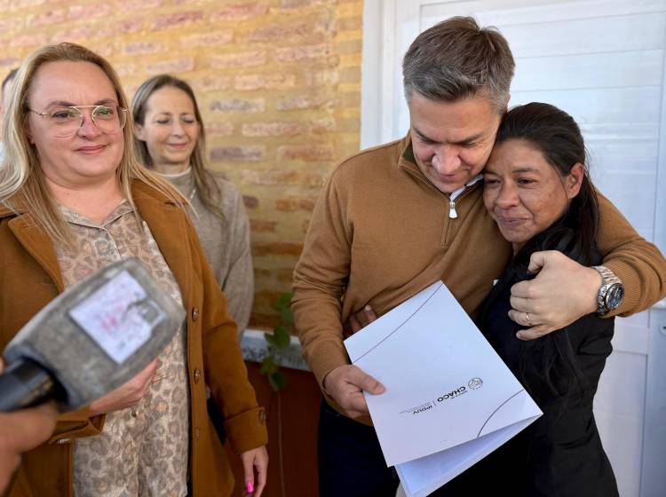 PAMPA DEL INFIERNO: EL GOBERNADOR ZDERO ENTREGÓ VIVIENDAS DEL PROGRAMA PROVINCIAL ÑACHEC