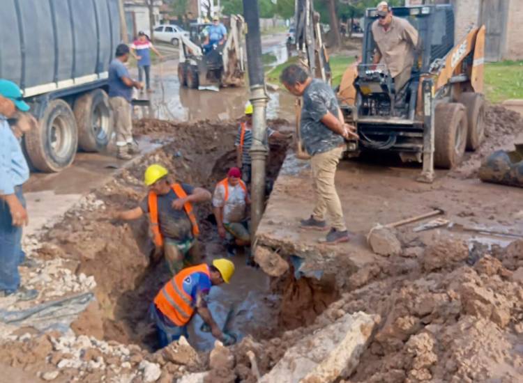 GRAL. SAN MARTÍN: SAMEEP REPARÓ CAÑO MAESTRO Y SE RESTABLECE EL SERVICIO DE AGUA POTABLE EN BARRIOS DE LA ZONA SUR