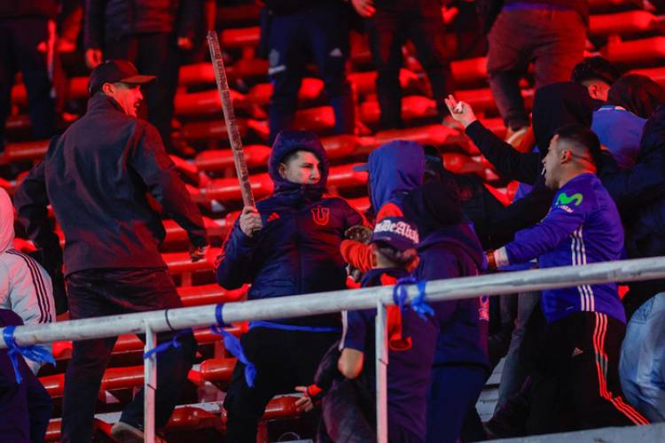 INDEPENDIENTE IDENTIFICÓ A 25 BARRAS QUE ATACARON A LOS HINCHAS DE LA U DE CHILE