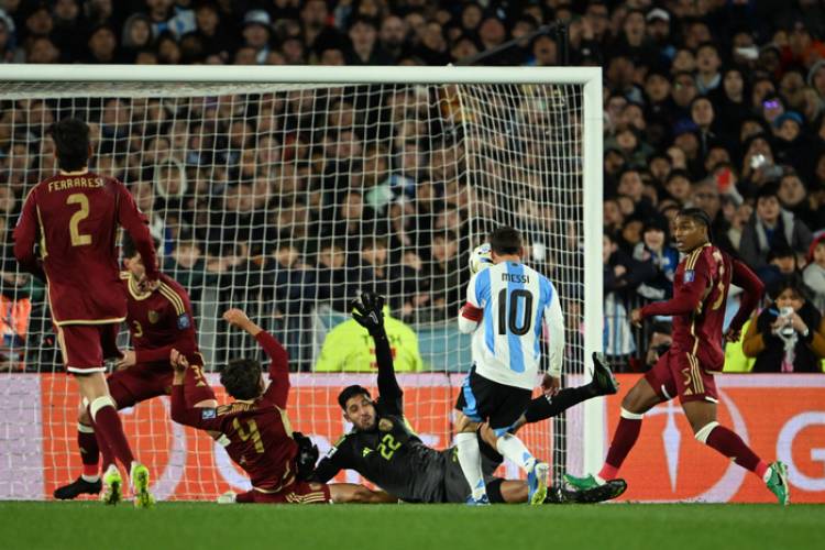 MESSI LE REGALÓ OTRO TRIUNFO A LA SELECCIÓN EN LA NOCHE DE SU DESPEDIDA