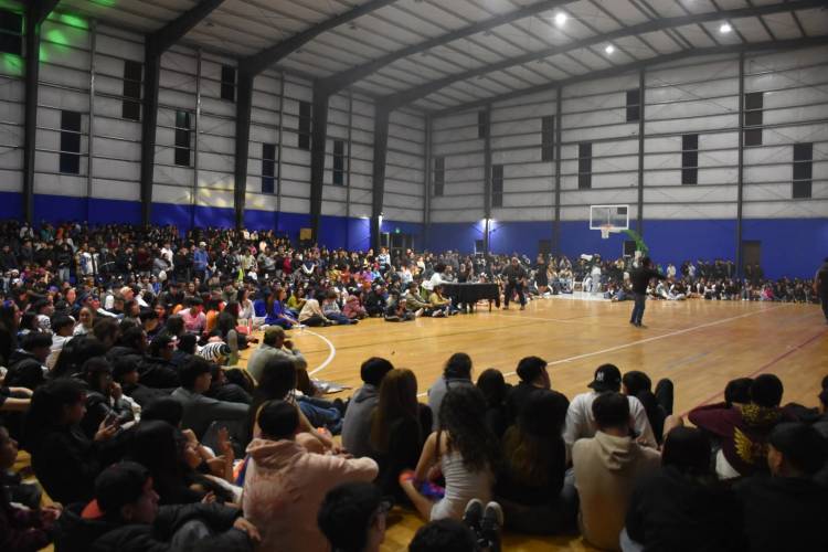 CON ALEGRÍA Y GRAN PARTICIPACIÓN DE ALUMNOS COMENZÓ LA ESTUDIANTINA 2025 EN VILLA ÁNGELA