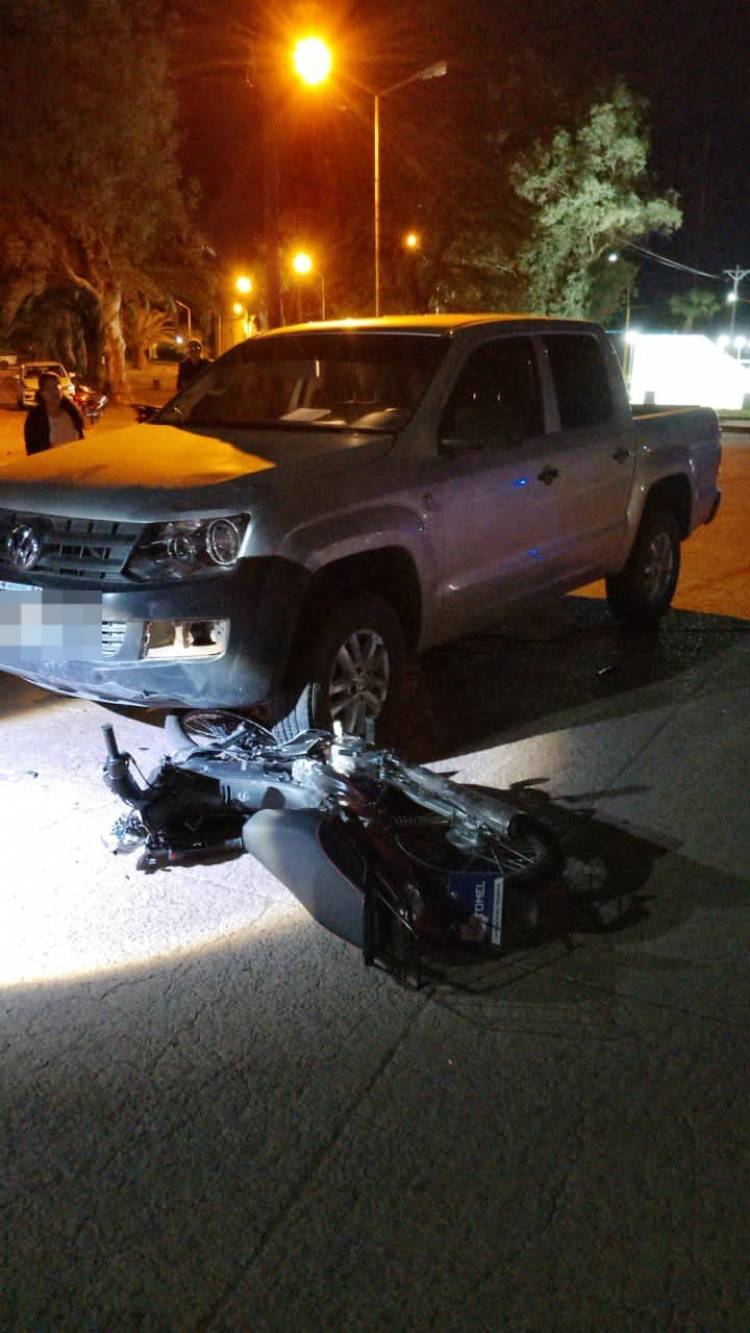 VILLA ÁNGELA: UNA JOVEN RESULTÓ HERIDA EN UN CHOQUE ENTRE MOTO Y CAMIONETA