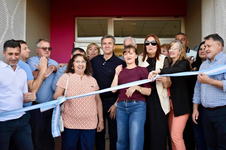 OBRAS QUE CAMBIAN VIDAS: EL GOBERNADOR ZDERO INAUGURÓ EL NUEVO CENTRO DE SALUD DEL BARRIO SARMIENTO, EN CASTELLI