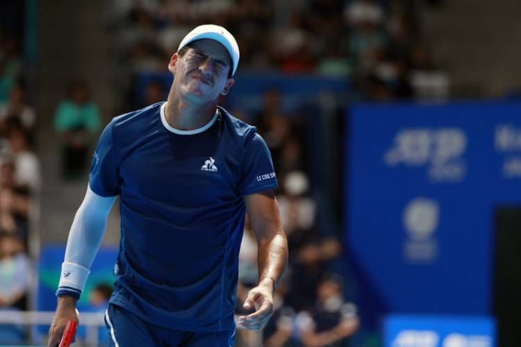 BÁEZ PERDIÓ ANTE ALCARAZ, QUE SE TORCIÓ EL TOBILLO PERO GANÓ IGUAL