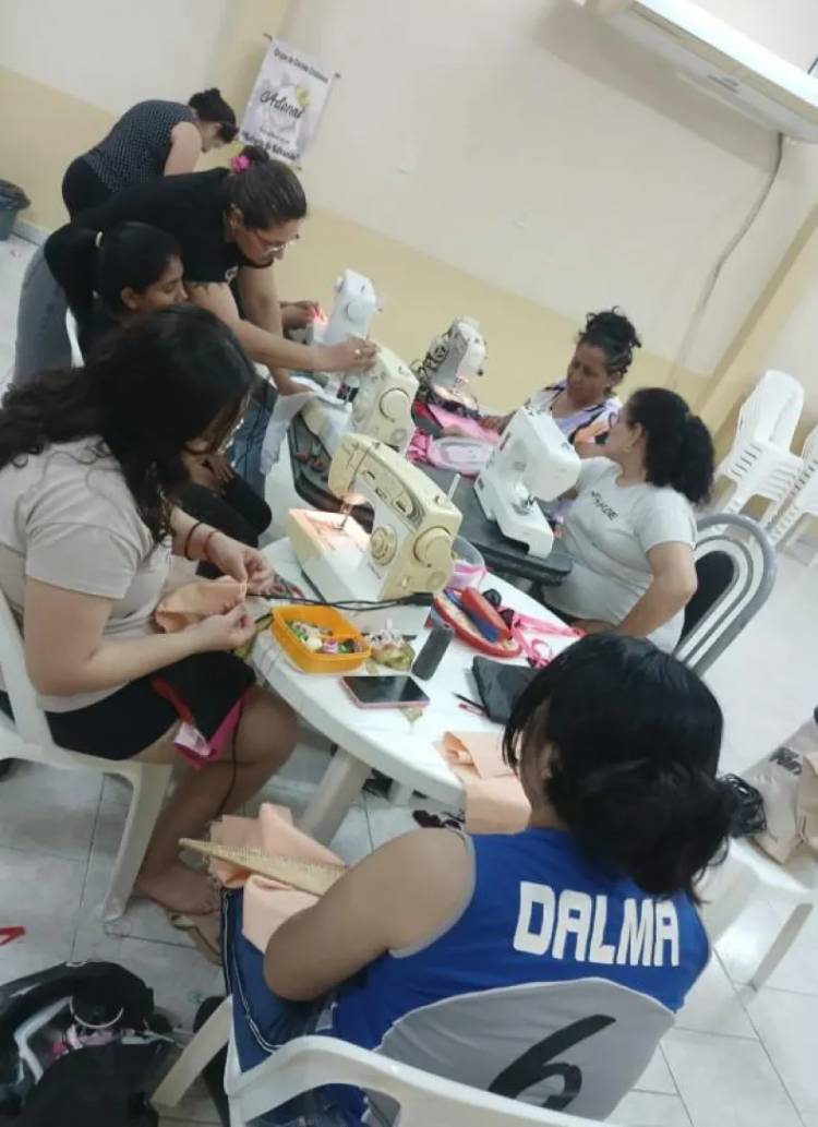 VILLA ÁNGELA: LA RED DE "MUJERES UNIDAS PARA EDIFICAR" RECIBIÓ EQUIPAMIENTO