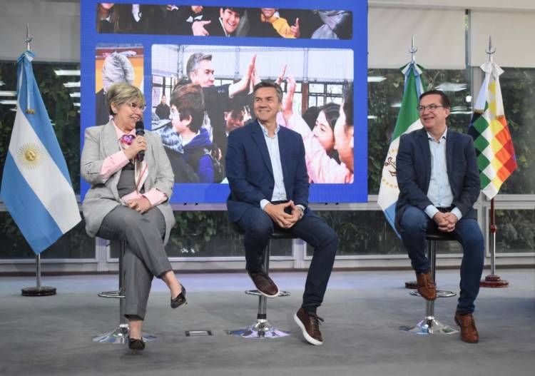 EL GOBERNADOR ZDERO ENTREGÓ LAS PRIMERAS TABLETS DEL PROGRAMA ESCUELAS ALFA EN RED PARA INTENSIFICAR APRENDIZAJES EN LECTURA Y ESCRITURA