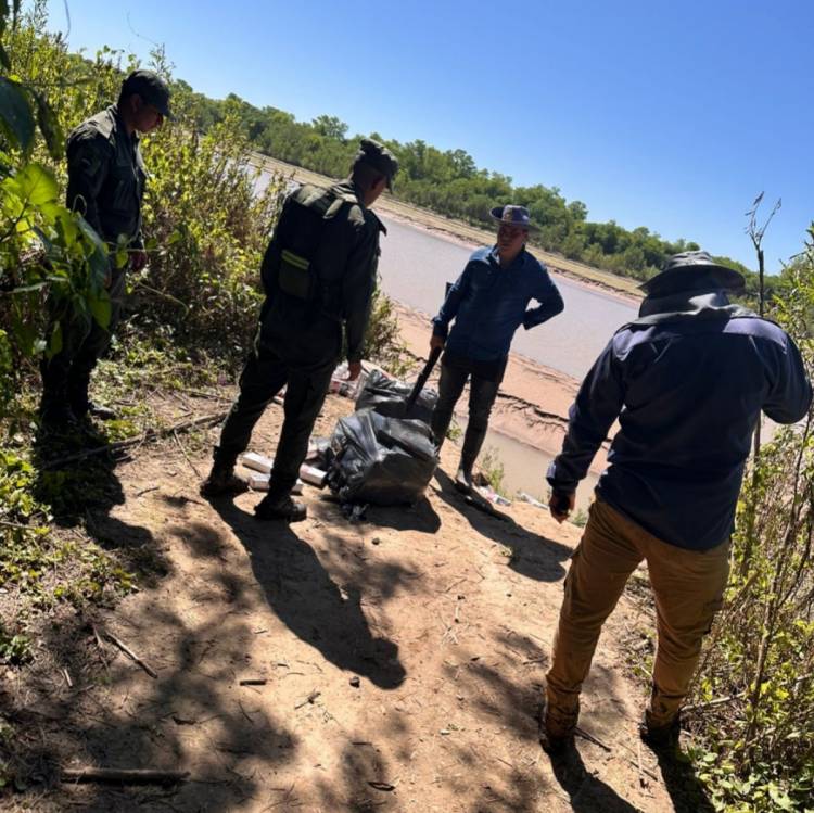POLICIAS SECUESTRARON UNA IMPORTANTE CARGA DE CIGARRILLOS DE CONTRABANDO Y APREHENDIERON A DOS PERSONAS A ORILLAS DEL RÍO BERMEJO