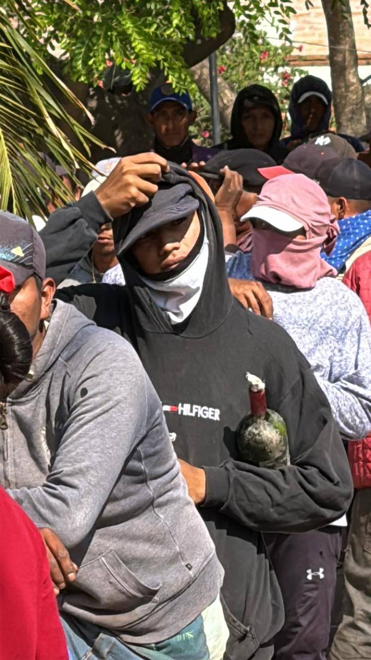 VILLA RIO BERMEJITO: VIOLENTO ATAQUE PIQUETERO PARA CORTAR UNA RUTA: 41 POLICIAS HERIDOS