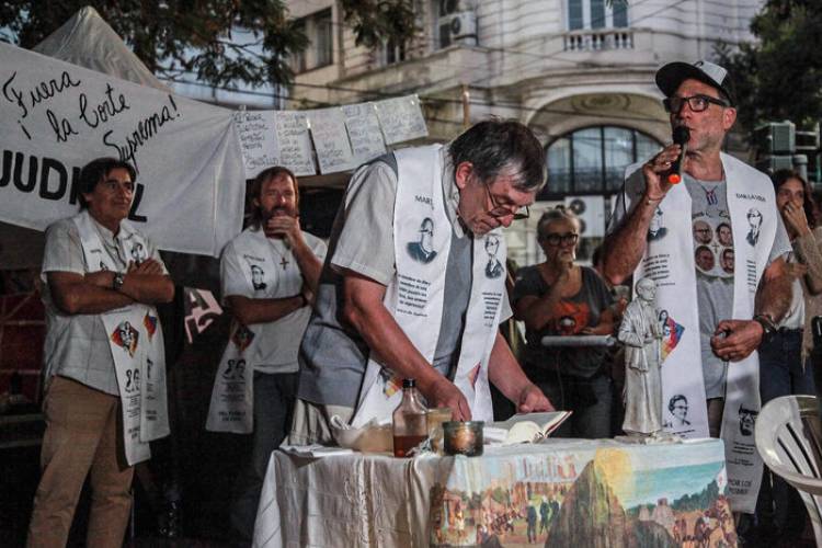 UN SECTOR DE LA IGLESIA LLAMA A VOTAR A LOS CANDIDATOS QUE SE ENFRENTAN AL AJUSTE