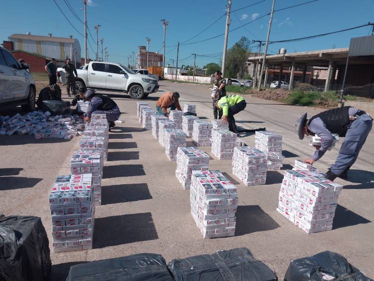 SECUESTRAN CAMIONETA CON MÁS DE 40 CAJAS DE CIGARRILLOS DE CONTRABANDO TRAS UNA PERSECUCIÓN