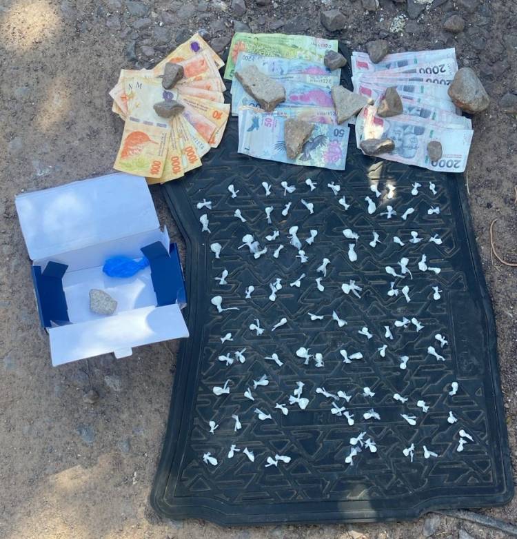 LO ATRAPARON CON MÁS DE 100 BOCHITAS DE COCAÍNA EN ZONA SUR