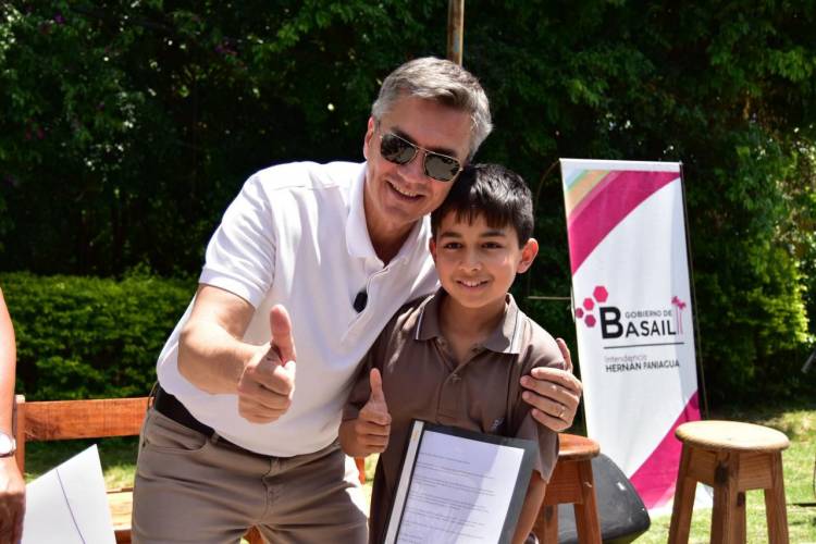 BASAIL: EL GOBERNADOR ZDERO ENTREGÓ UNA NUEVA AMBULANCIA Y ANTEOJOS, DEL PROGRAMA “VER PARA SER LIBRES”