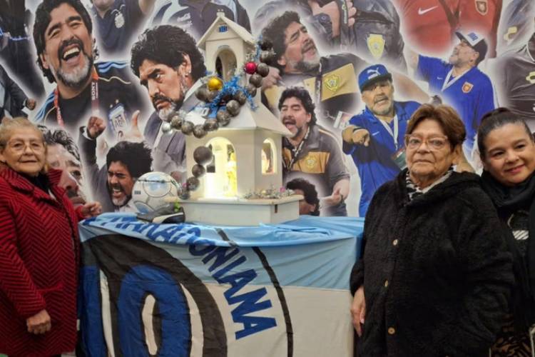 LA IGLESIA MARADONIANA CELEBRÓ EL CUMPLEAÑOS 65 DE DIEGO 