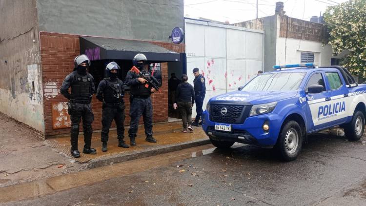 OLVIDÓ SU CAMIONETA ABIERTA Y LE SUSTRAJERON LA BILLETERA: LA HALLARON EN CÓRDOBA