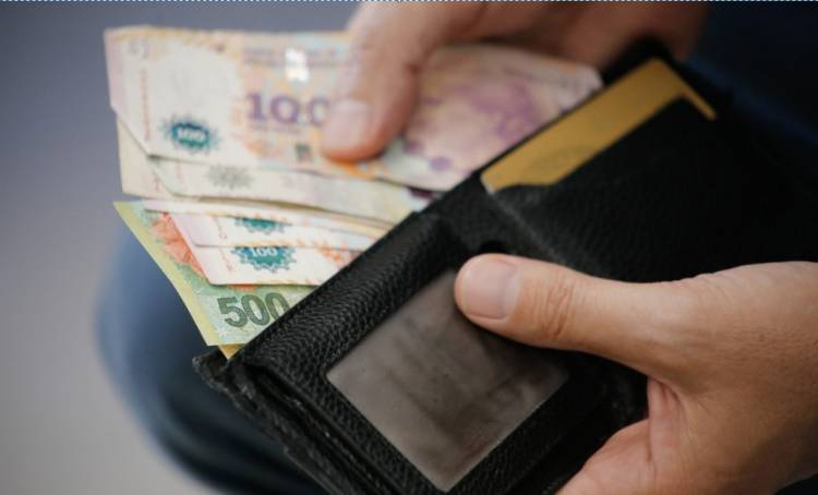 SALARIO MÍNIMO: EL GOBIERNO FIJÓ AUMENTOS ESCALONADOS HASTA AGOSTO DE 2026