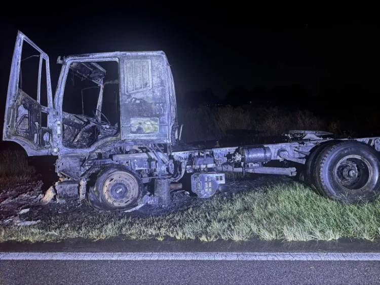 VILLA ÁNGELA: UN CAMIÓN SE PRENDIÓ FUEGO EN PLENA RUTA 95