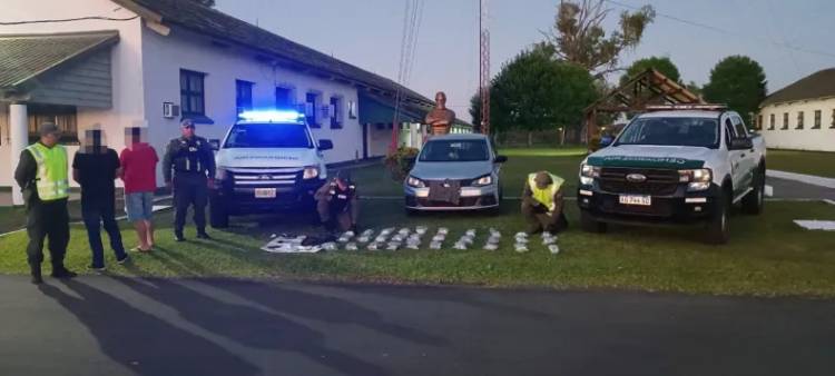 VIAJABAN CON 13 KILOS DE MARIHUANA SUMERGIDOS EN EL TANQUE DE COMBUSTIBLE: FUERON DETENIDOS