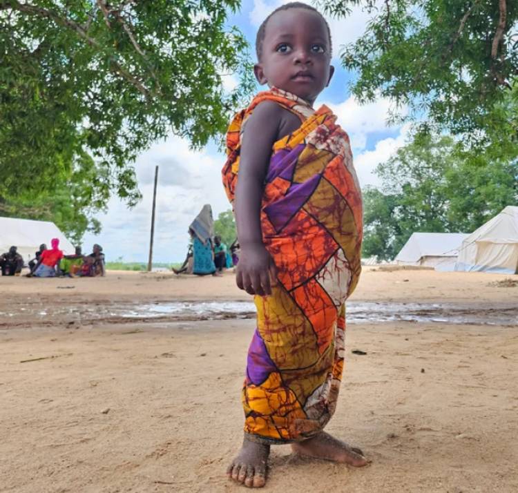 AMINA, LA NIÑITA QUE HUYÓ DE LOS SAQUEOS A SU PUEBLO EN MOZAMBIQUE Y MOVILIZA LA SOLIDARIDAD INTERNACIONAL
