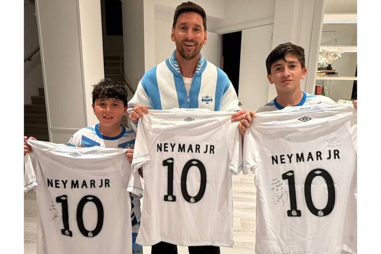MESSI RECIBIÓ UN REGALO ESPECIAL DE NEYMAR