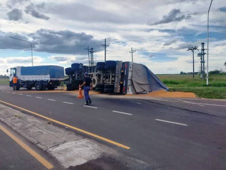 UN CAMIÓN CARGADO CON TONELADAS DE MAÍZ VOLCÓ SOBRE LA RUTA 95