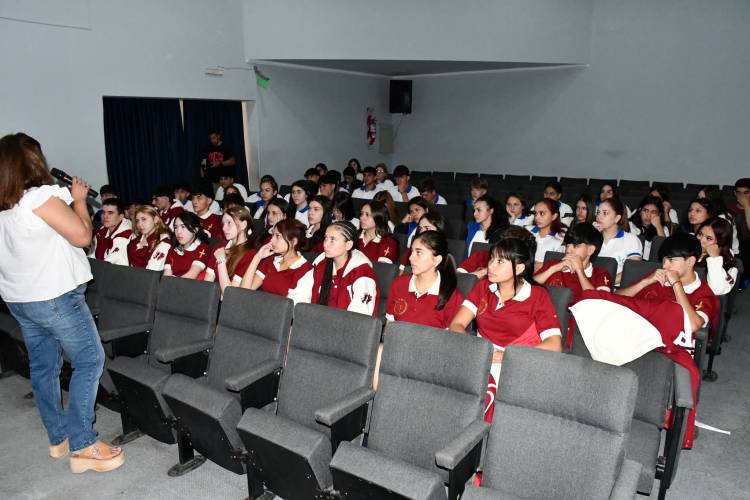 VOCES JÓVENES QUE EL SILENCIO NO PUDO BORRAR”: LA MUNICIPALIDAD IMPULSA UN CICLO DE MEMORIA Y REFLEXIÓN PARA ESTUDIANTES SECUNDARIOS