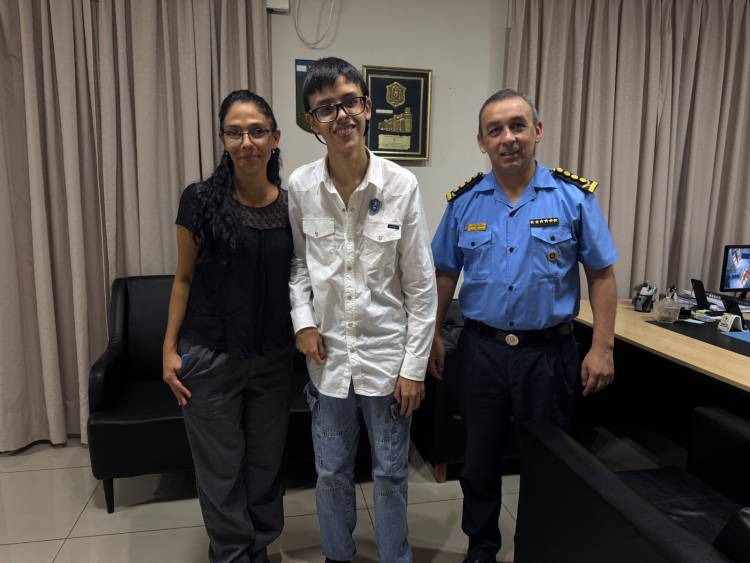 EL JOVEN QUE SUEÑA CON VESTIR EL UNIFORME AZUL FUE RECIBIDO POR EL JEFE DE POLICIA