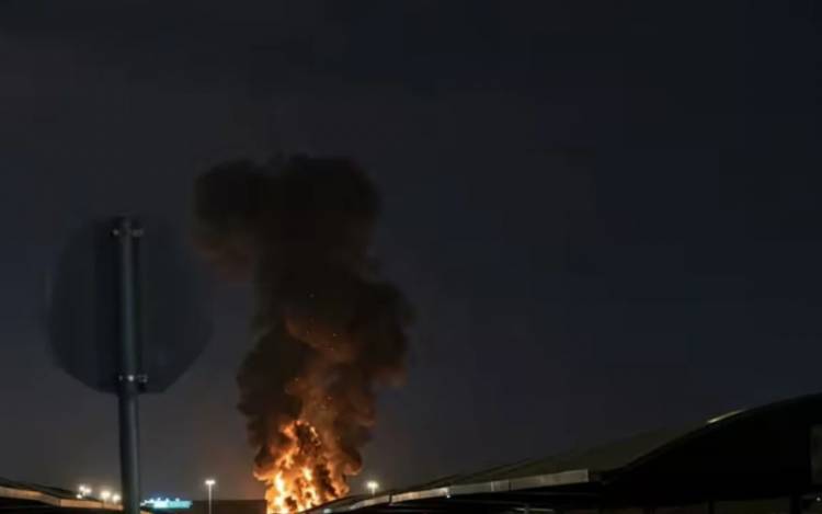 UN DEPÓSITO DE COMBUSTIBLE DEL AEROPUERTO DE KUWAIT SE INCENDIÓ TRAS UN ATAQUE CON DRONES Y MISILES