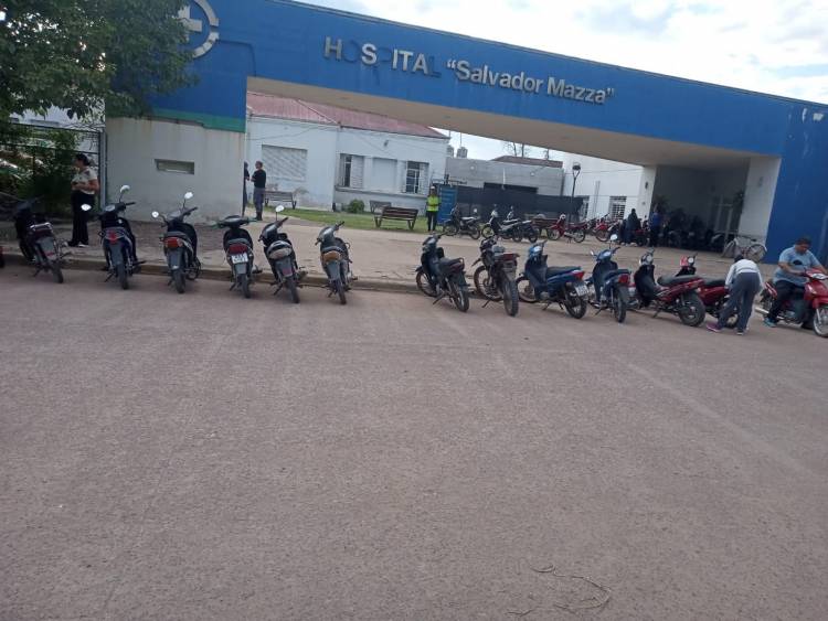 INSPECTORES DE TRÁNSITO ORGANIZAN EL ESTACIONAMIENTO FRENTE AL HOSPITAL "DR. SALVADOR MAZZA"