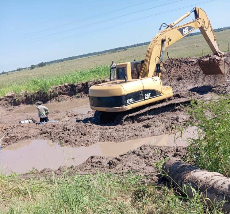 GRAL. SAN MARTÍN: SAMEEP TRABAJA A CONTRARRELOJ EN LA ROTURA DEL ACUEDUCTO PARA NORMALIZAR EL SERVICIO DE AGUA