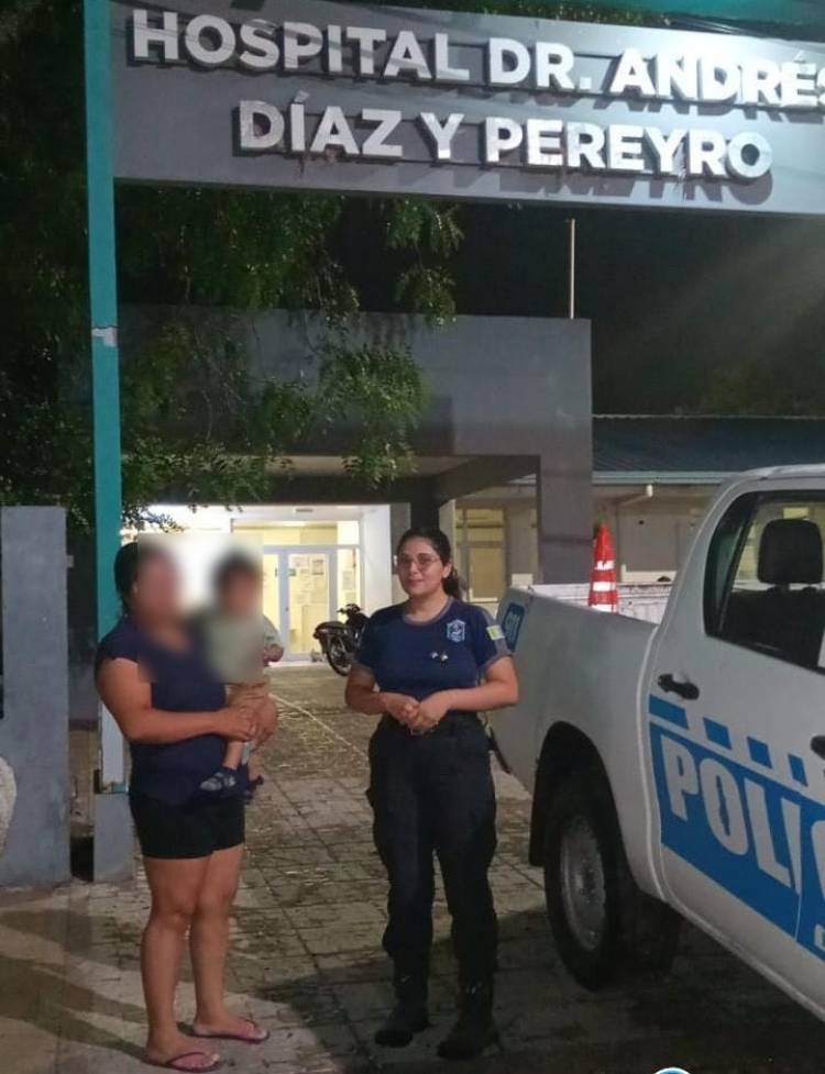 EFECTIVOS POLICIALES SALVARON LA VIDA DE UN BEBÉ QUE SE HABÍA ATRAGANTADO CON COMIDA