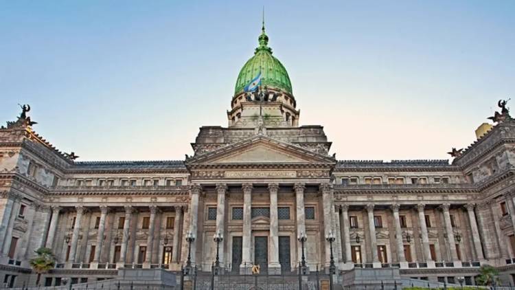 LEY DE GLACIARES: UN ACTIVISTA SE TREPÓ A UN MONUMENTO EN EL CONGRESO