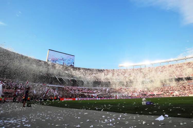 LOS PAPELES SIN EL VIENTO EN LA CANCHA
