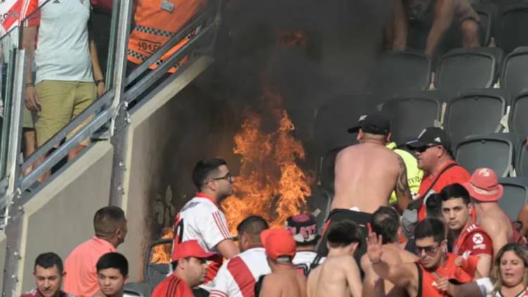 POR EL INCENDIO EN RIVER, SE PROHIBIÓ EL USO DE PAPELITOS EN LAS TRIBUNAS