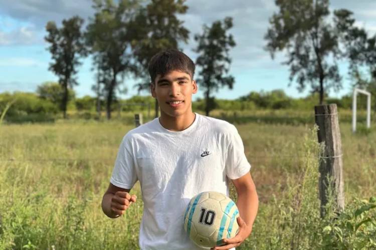 TIENE 18 AÑOS, ENTRENA EN EL MONTE CHAQUEÑO Y VA A JUGAR UN MUNDIAL EN MÉXICO