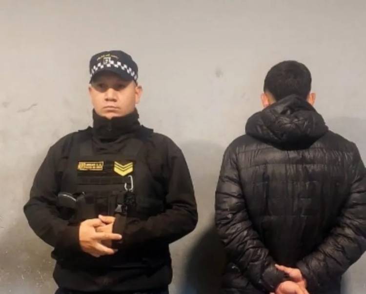 PORTABA UN ARMA DE JUGUETE A LA SALIDA DE UN BOLICHE Y FUE DEMORADO